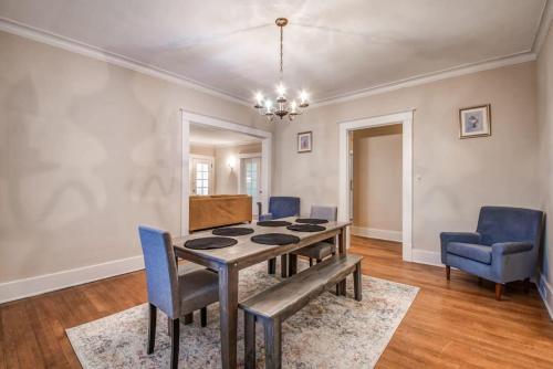 Blue Moon Bungalow- Upstairs Apartment in Memphis, USA