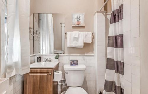 Blue Moon Bungalow- Upstairs Apartment in Memphis, USA