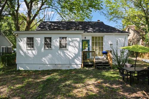 Near University & Dining- Garden District Dwelling