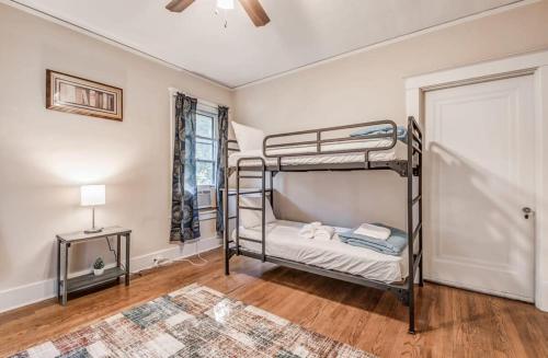 Blue Moon Bungalow- Upstairs Apartment in Memphis, USA
