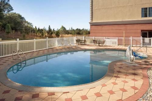 Piscina, Country Inn & Suites by Radisson, Crestview, FL in Crestview (FL)