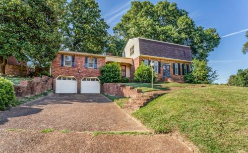 Near the Airport and Graceland Holmesdale Hideout in Memphis, USA