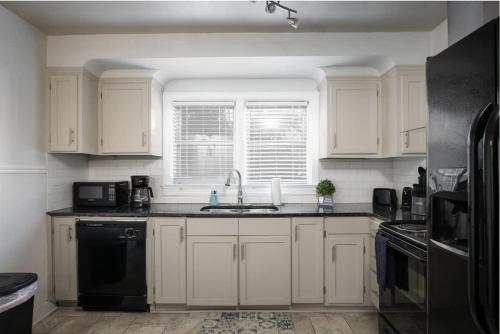 Birmingham Bungalow- less the 10 Mins from Downtown in Birmingham, USA