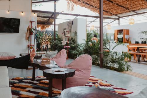ห้องส่วนกลางสำหรับนั่งเล่น/ดูทีวี, La Tribu Boutique Hostel for Women in ปวยโตเบียโฆ