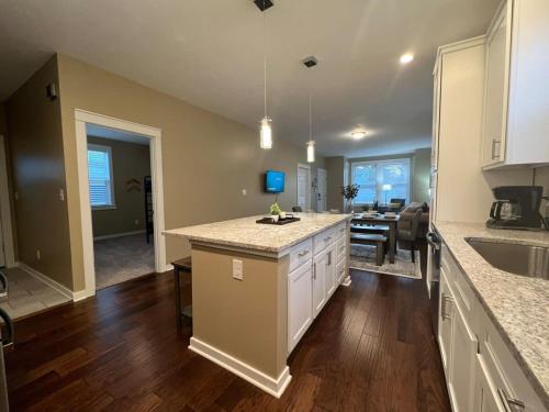 Rockaway Rookwood Retreat- Unit 2 - Tap to explore photos