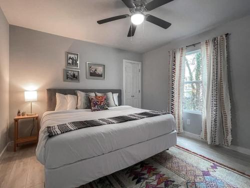 MainHouse-Mins to Downtown Serene at Santa Monica in San Antonio, USA