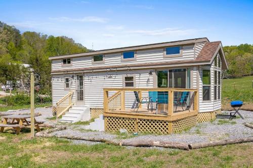 Big-Tiny Home Farm Stay-15Min to Chattanooga in Wildwood, USA