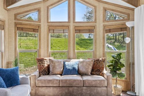 Big-Tiny Home Farm Stay-15Min to Chattanooga in Wildwood, USA