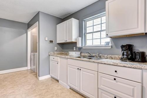 Near Hospital and Downtown- Lodging on Leghorn Near Hospital and Downtown- Lodging on Leghorn