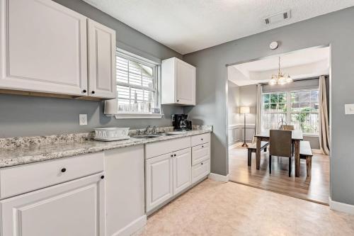 Near Hospital and Downtown- Lodging on Leghorn Near Hospital and Downtown- Lodging on Leghorn