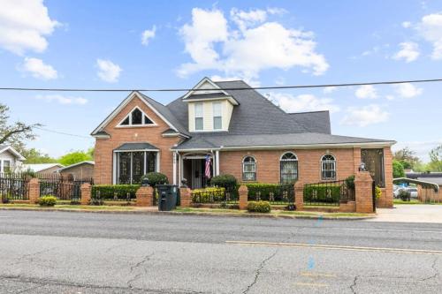 Huge Covered Patio, Renovated Home in Birmingham, USA