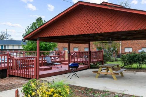 Huge Covered Patio, Renovated Home in Birmingham, USA
