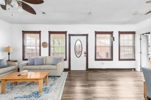 Huge Covered Patio, Renovated Home