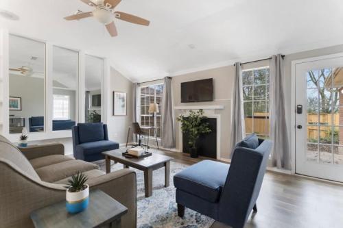 Fenced Yard Near Shops & Dining- Capital City Gem