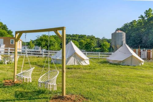 Glamp on Functional Farm with pool 15min to Chatt! in Chattanooga, USA