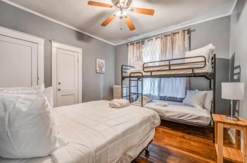 10 Min to U of Memphis-Rozelle Retreat Right Unit in Memphis, USA