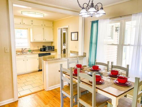 Bright Bonita Bungalow-Yard-Deck-Medical District in Huntsville, USA