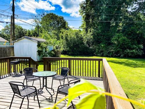 Bright Bonita Bungalow-Yard-Deck-Medical District in Huntsville, USA