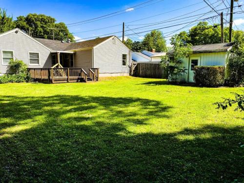 Bright Bonita Bungalow-Yard-Deck-Medical District in Huntsville, USA