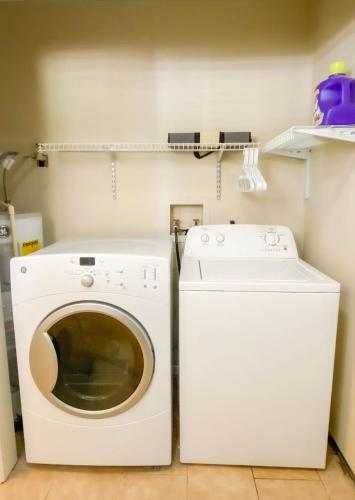 Bright Bonita Bungalow-Yard-Deck-Medical District - image 9