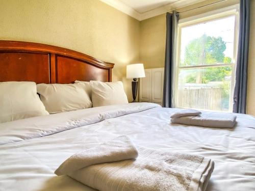 Bright Bonita Bungalow-Yard-Deck-Medical District - main image