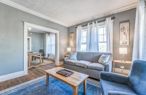 10 Min to U of Memphis-Rozelle Retreat Both Units in Memphis, USA