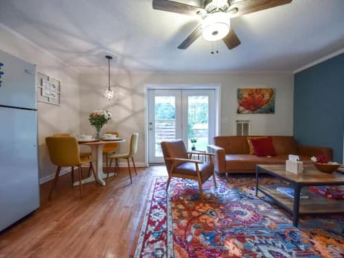 The Glory Glory Estate Main House Guest Suite in Athens, USA