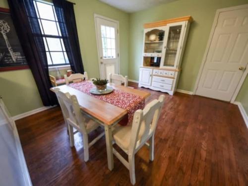 The Glory Glory Estate Main House Guest Suite in Athens, USA