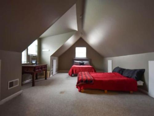 The Glory Glory Estate Main House Guest Suite in Athens, USA