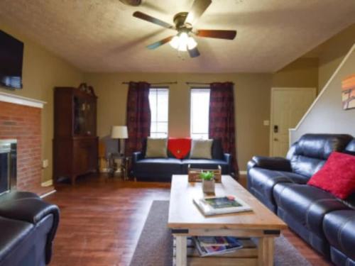 The Glory Glory Estate Main House Guest Suite in Athens, USA