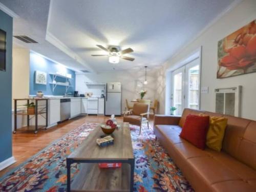 The Glory Glory Estate Main House Guest Suite in Athens, USA
