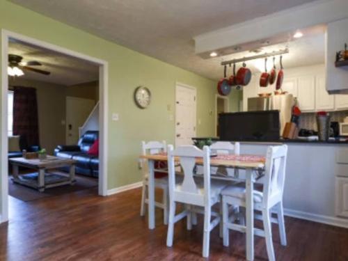 The Glory Glory Estate Main House Guest Suite - main image