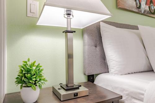 Sunny Side at Dog River-Dock Lake Fenced Yard - image 2