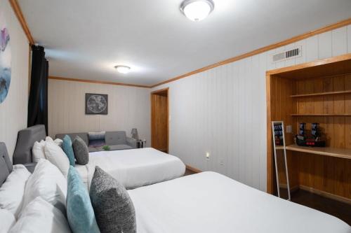 The Highland Hideaway 5 Min to Five Points - image 5