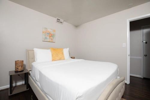 The Highland Hideaway 5 Min to Five Points - image 10