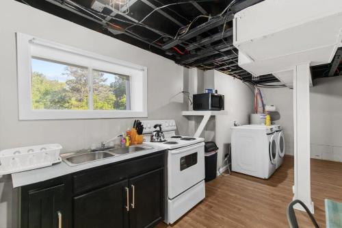Near Hospital & Dining- Beds on Broadmoor - Unit B in Birmingham, USA