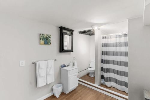 Near Hospital & Dining- Beds on Broadmoor - Unit B in Birmingham, USA