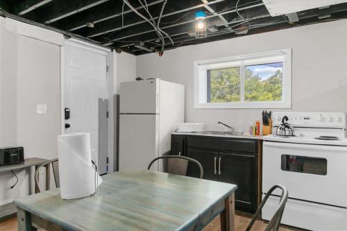 Near Hospital & Dining- Beds on Broadmoor - Unit B in Birmingham, USA