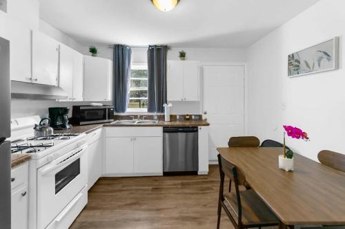 Mins to Hospital Airport & Dining- Rooms on Rose in Birmingham, USA