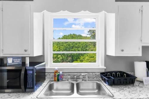 Near Hospital & Dining- Beds on Broadmoor - Unit A in Birmingham, USA