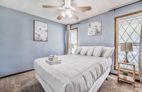 Near Dining & MEM w Fenced Yard-Hickory Hill Home in Memphis, USA