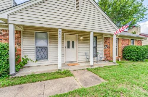 Near Dining & MEM w Fenced Yard-Hickory Hill Home in Memphis, USA