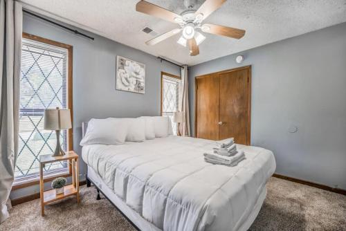 Near Dining & MEM w Fenced Yard-Hickory Hill Home in Memphis, USA