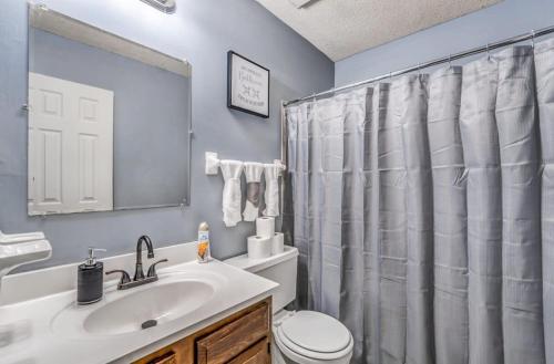 Near Dining & MEM w Fenced Yard-Hickory Hill Home in Memphis, USA