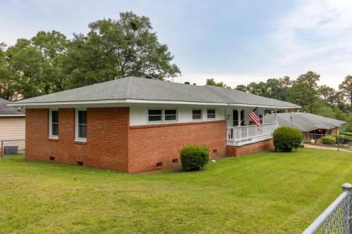 Near Benning w Fenced Yard- Family Ranch Retreat