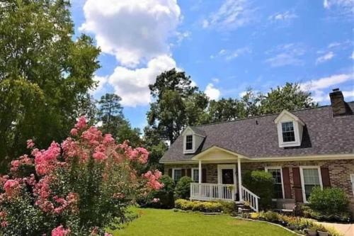 The Bright Brick Beauty Great Back Deck & Yard in Columbia, USA