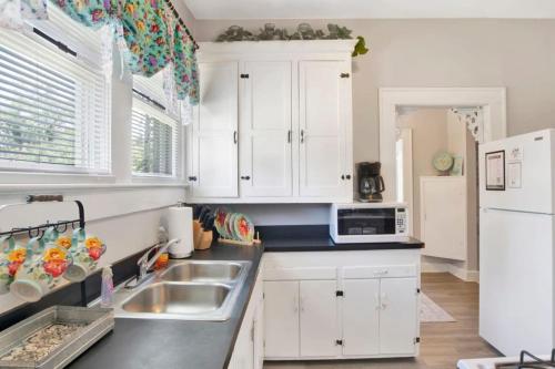 Charming Midtown Apt - Hannon Hideaway Unit C in Hannon Park (AL)
