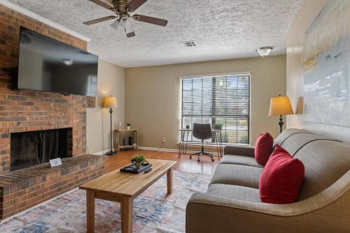 Minutes from Shopping & Dining- Montgomery Marvel