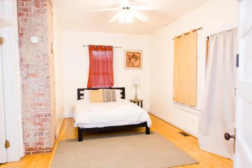 The Historic Cottage Screened Porch & Hammock in Columbia, USA