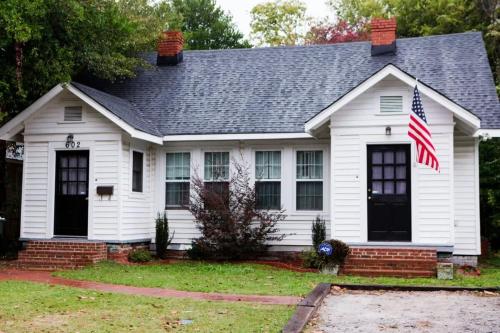 The Historic Cottage Screened Porch & Hammock in Columbia, USA